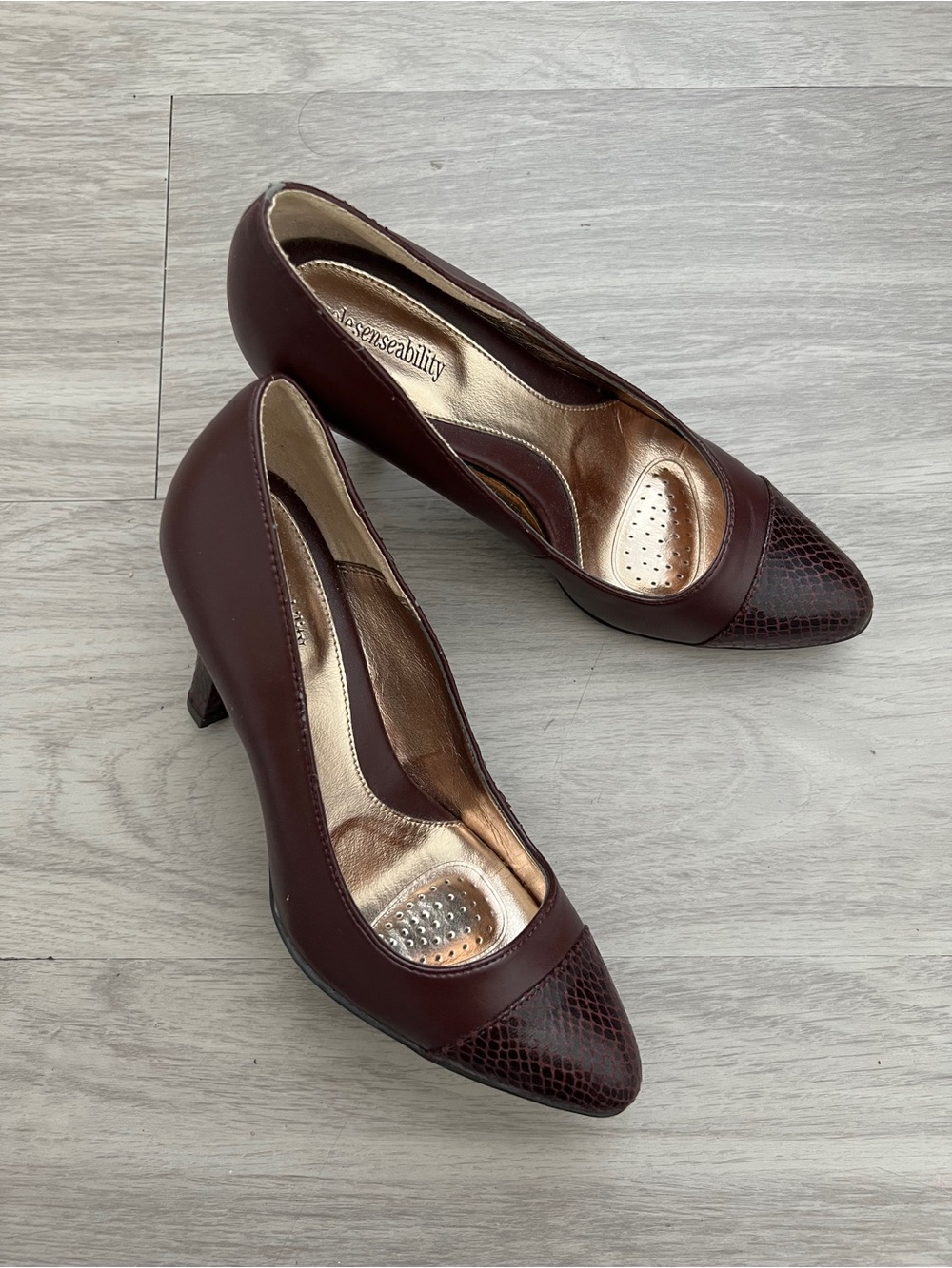 Sole Sensability Maroon Snakeskin Cap Toe Pumps Heels Size 7.5 M